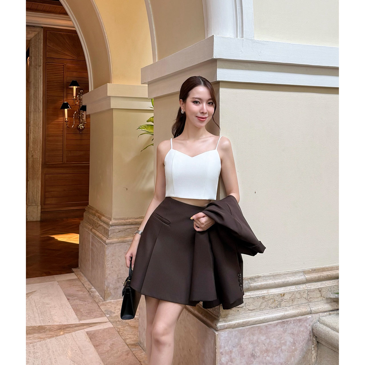 kudapy เซ็ท 3 ชิ้น : เสื้อสูท+crop+กระโปรง สูททรงโอเวอร์ไซซ์สีช็อกโกแลตเข้ม กระดุมติดได้จริง ผ้าเนื้อดีทรงสวยไม่ยับง่าย มีซับในทั้งตัว ดีเทลกระเป๋าจริงด้านหน้าและกระดุมสองเม็ด