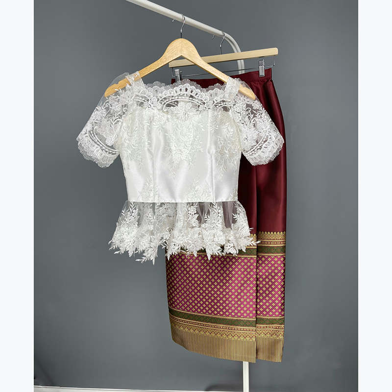 kudapy ชุดคุณแต้วใส่ ชุดไทยประยุกต์ เสื้อลูกไม้สีขาว+ผ้าถุงทอลายสีขาว สีแดง สีม่วง สีชมพู คอปาด แขนสามส่วน ทรงหรูมาก มีซิปซ่อนหลัง แมทช์กับผ้าถุงสำเร็จรูป