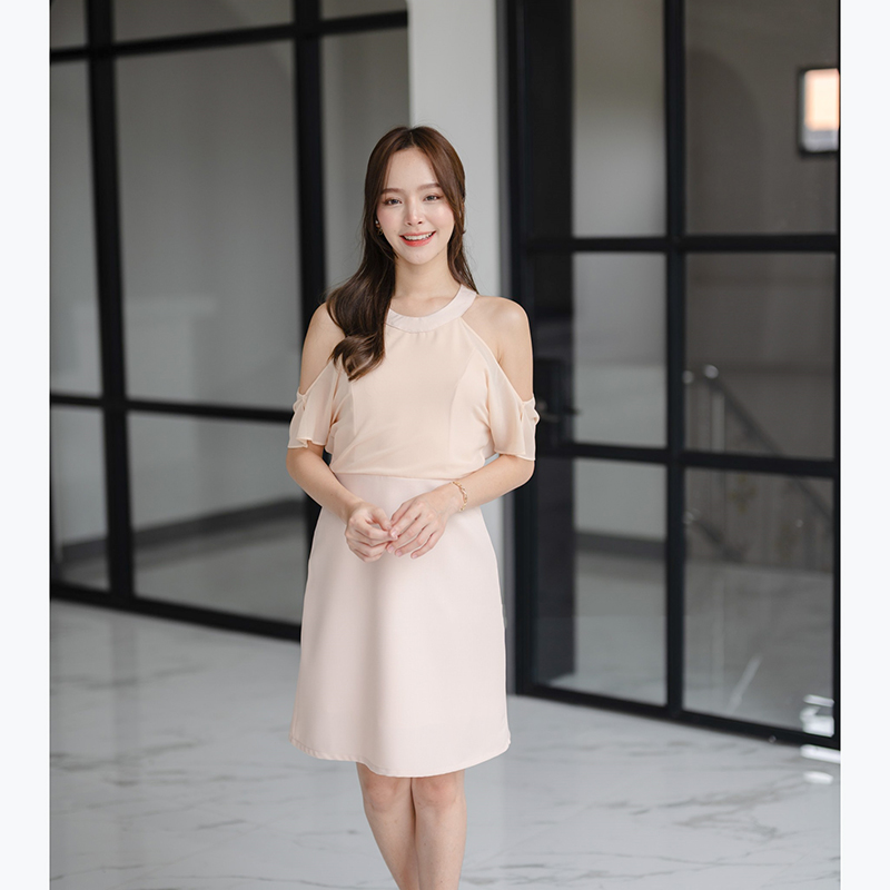 kudapy เดรสสั้นสีครีม/สีชมพู เป็นสีพื้นทรงเหมือนเสื้อกล้ามแต่แต่งด้วยผ้าชีฟองคลุมช่วงแขน