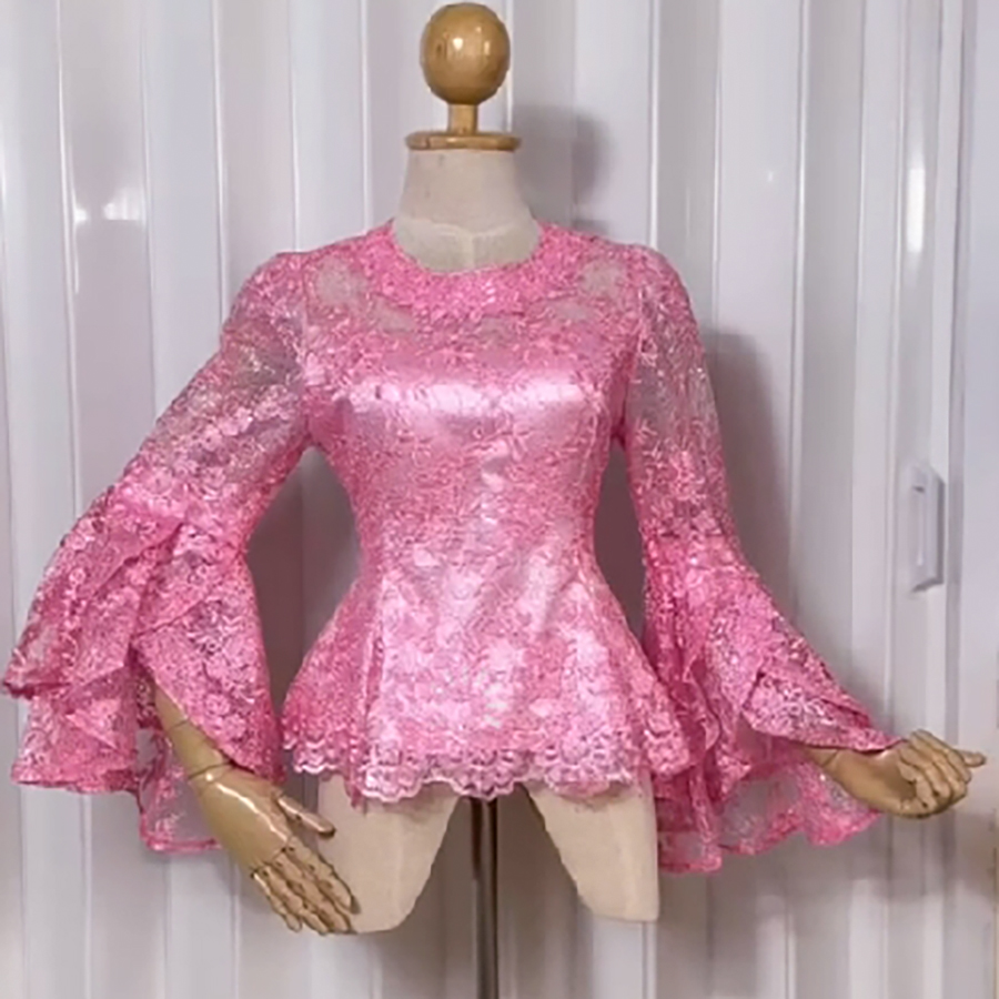 kudapy เสื้อลูกไม้สีชมพูบานเย็น คอกลม แขนกระดิ่ง มีซับใน ซิบหลังอย่างดี ลูกไม้ใยบวบปักเลื่อมเกรดพรีเมี่ยม