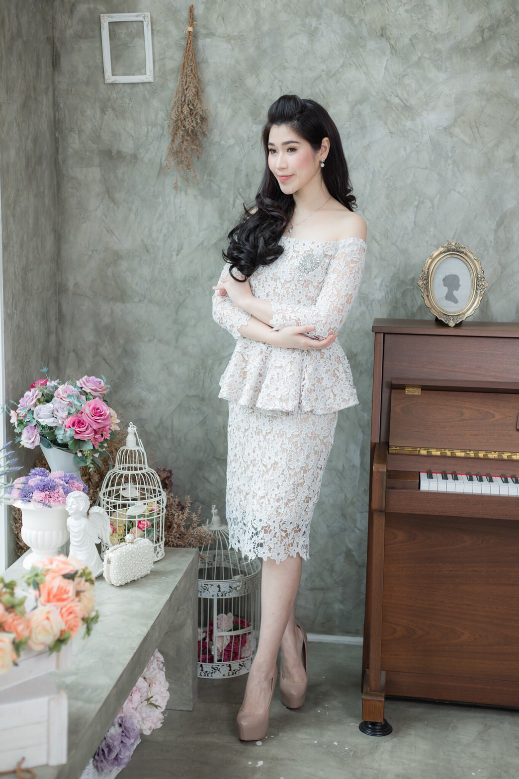 ชุดไปงานแต่งสีขาว เดรสลูกไม้เปิดไหล่เอวระบาย ผ้าลูกไม้ทอแน่น งานละเอียดปราณีตสุดๆ