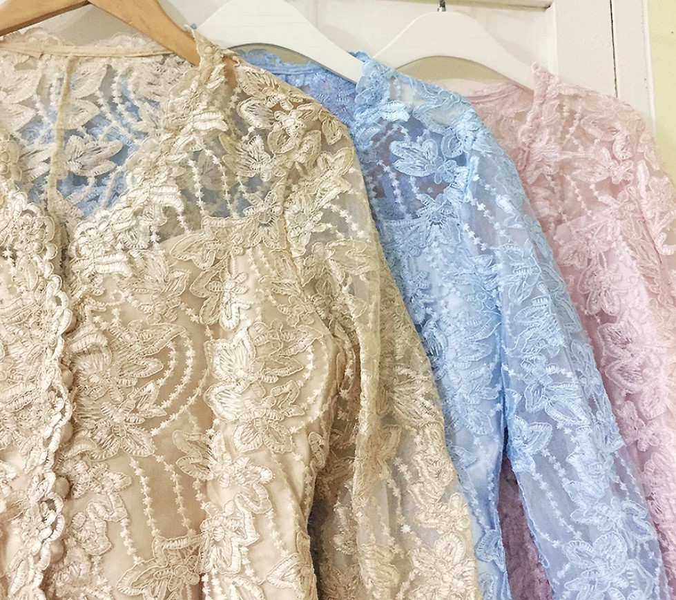 kudapy SET 2 ชิ้น เสื้อลูกไม้+กระดปรงสั้นสีฟ้า สีทอง สีชมพู แขนยาวแขนมีซับผ้ามุ้ง คอวี มีซับในในตัว