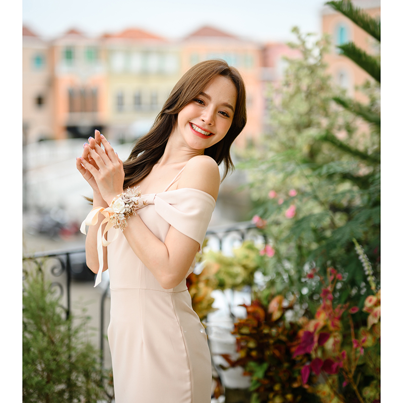 kudapy เดรสดีไซน์ใหม่จากร้านเราค่ะ ช่วงอกทำเป็นโบว์เฉียงไปโอบต้นแขน เหมาะกะสาวๆ ที่อยากหาชุดไปปาร์ตี้เก๋ๆ