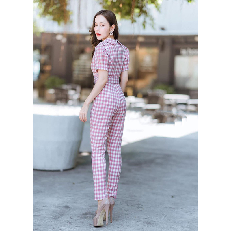 kudapyจั้มสูทสีชมพู ลายสก๊อตคอปก แขนพอง กระดุมหน้า ขาทรงกระบอก