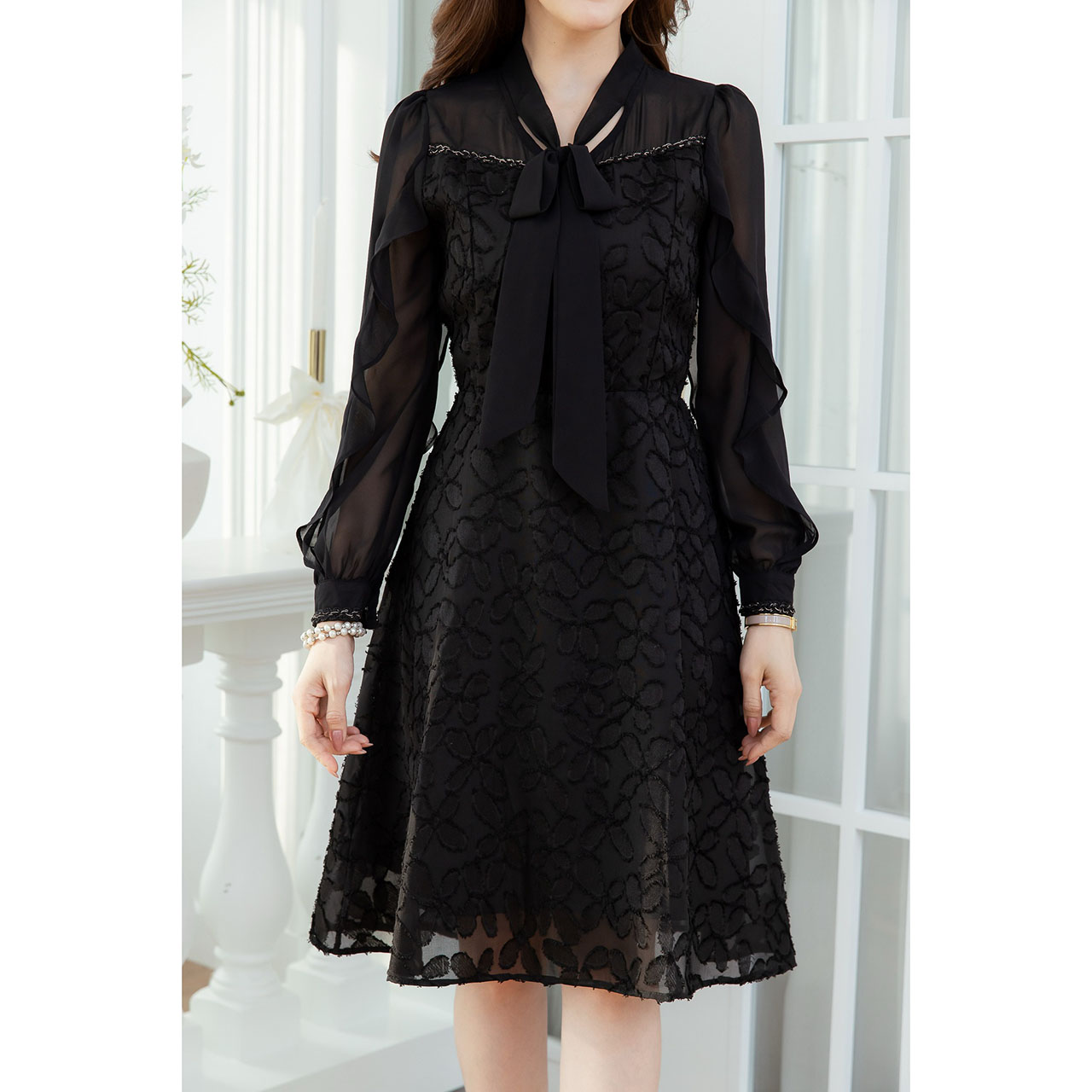 kudapy เดรสสั้นสีดำ/สีปูนแดง ผ้าทอเทคเจอร์ลายดอก แขนยาวชีฟอง มีดีเทลผูกโบว์ช่วงคอ แต่งอะไหล่ขอบด้ายช่วงอกและปลายแขน