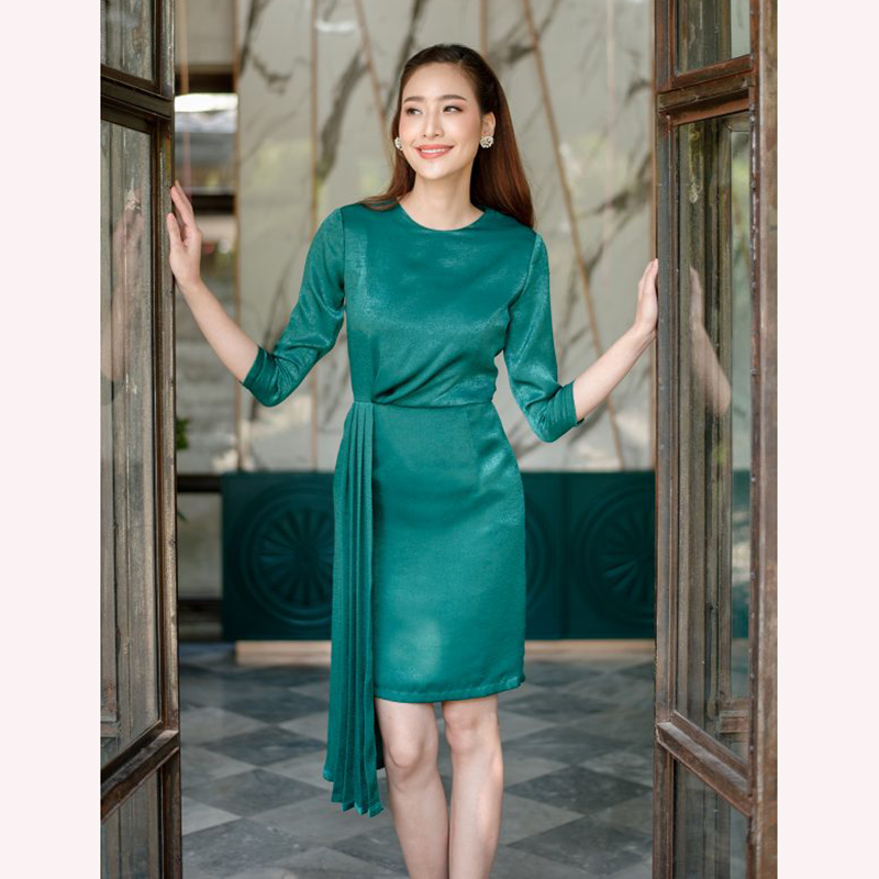 kudapy เดรสสั้นออกงาน ผ้าซาตินเครป คอกลม แขนสี่ส่วน กระโปรงเข้ารูปทรงสอบ แต่งผ้าเฉลียงยาวด้านข้าง สวยเก๋มากๆ