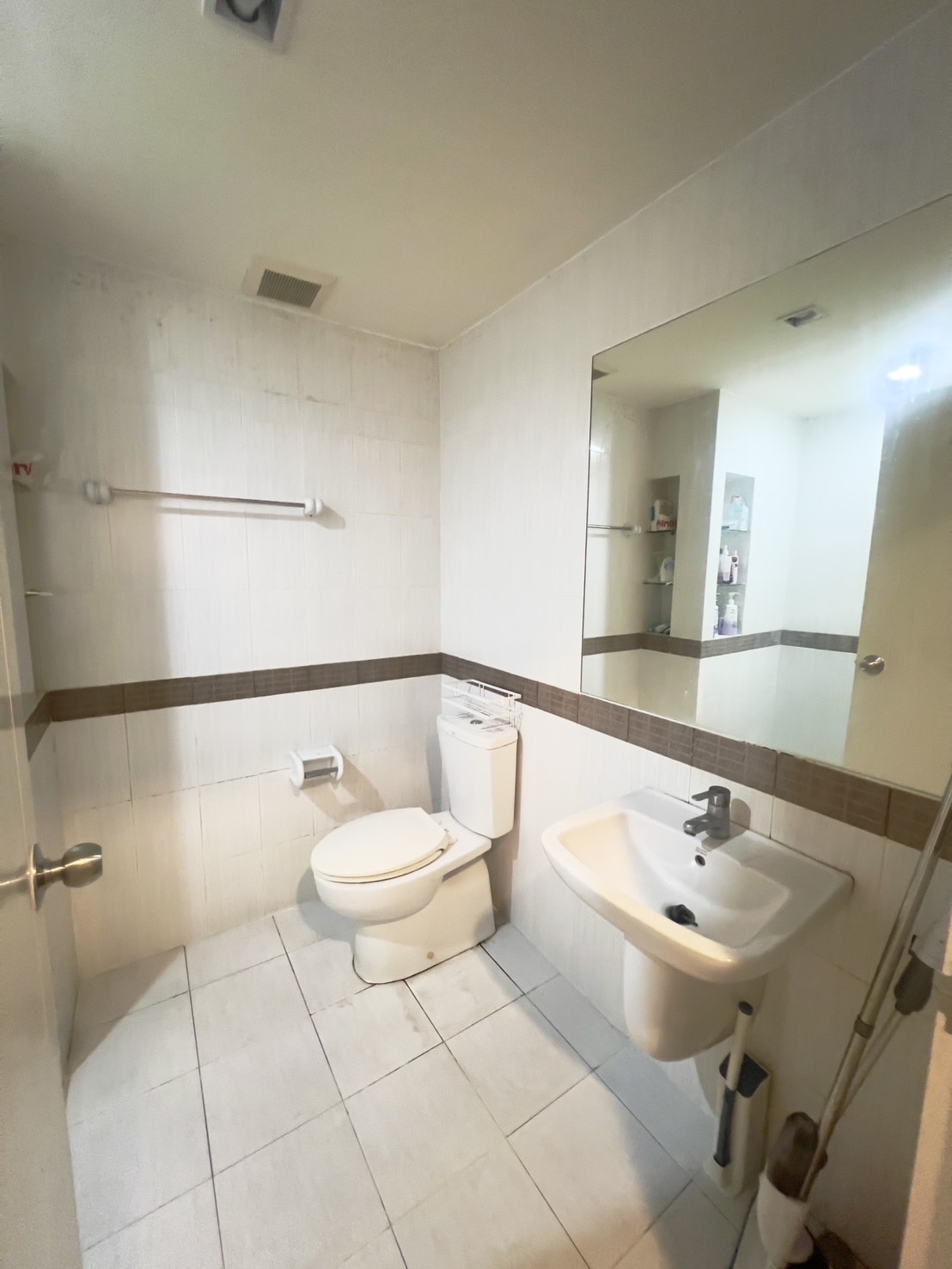 สนใจชมห้องติดต่อได้เลย Line ID: Smile-easy ปล่อยเช่าคอนโด Casa Condo Asoke - Dindaeng (คาซ่า คอนโด อโศก - ดินแดง) - Studio 1ห้องน้ำ - ใกล้ MRT พระราม 9 BTS อนุเสาวรีย์ - ขนาดห้อง 27 ตรม. ชั้น 23