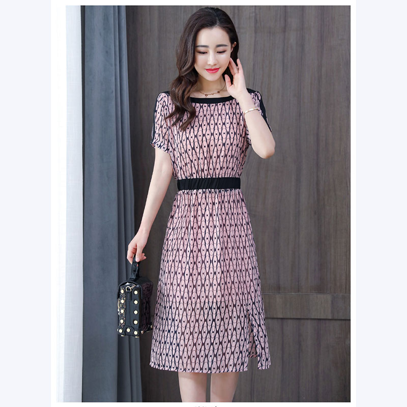 kudapy ชุดเดรสสั้นสีชมพู ใส่ทำงานผ้าชีฟองเนื้อดี พื้นสีชมพู พิมพ์ลายสีกรมท่าตามแบบ