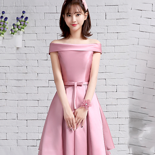 kudapy ชุดราตรีสั้นผ้าซาตินสีชมพู เดรสปาดไหล่ทรงสวย เอวเข้ารูปกระโปรงบาน ฟองน้ำเสริมที่อก ซับในอย่างดี