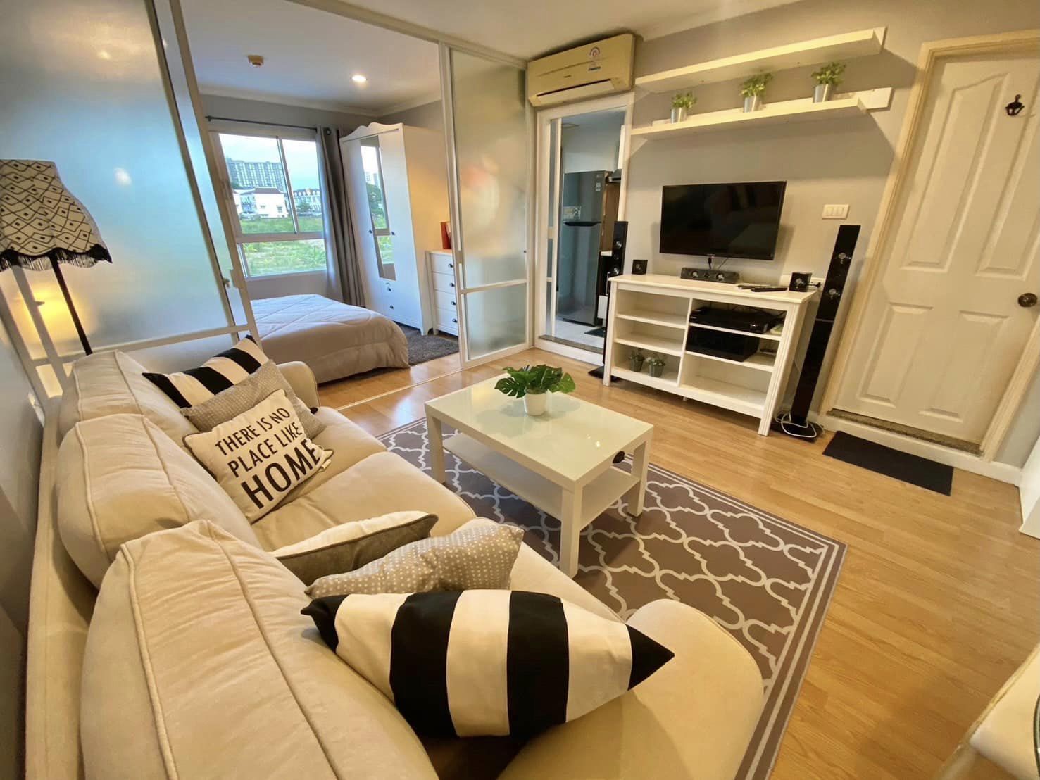 สนใจชมห้องติดต่อได้เลย Line ID: Smile-easy ปล่อยเช่าคอนโด Lumpini Ville รามคำแหง 26 (ลุมพินี วิลล์ รามคำแหง 26) - 1ห้องนอน 1ห้องน้ำ 1ห้องนั่งเล่น 1ห้องครัว - ใกล้ มหาลัยรามคำแหง - ขนาดห้อง 33 ตรม. ชั้น 2 ตึก C