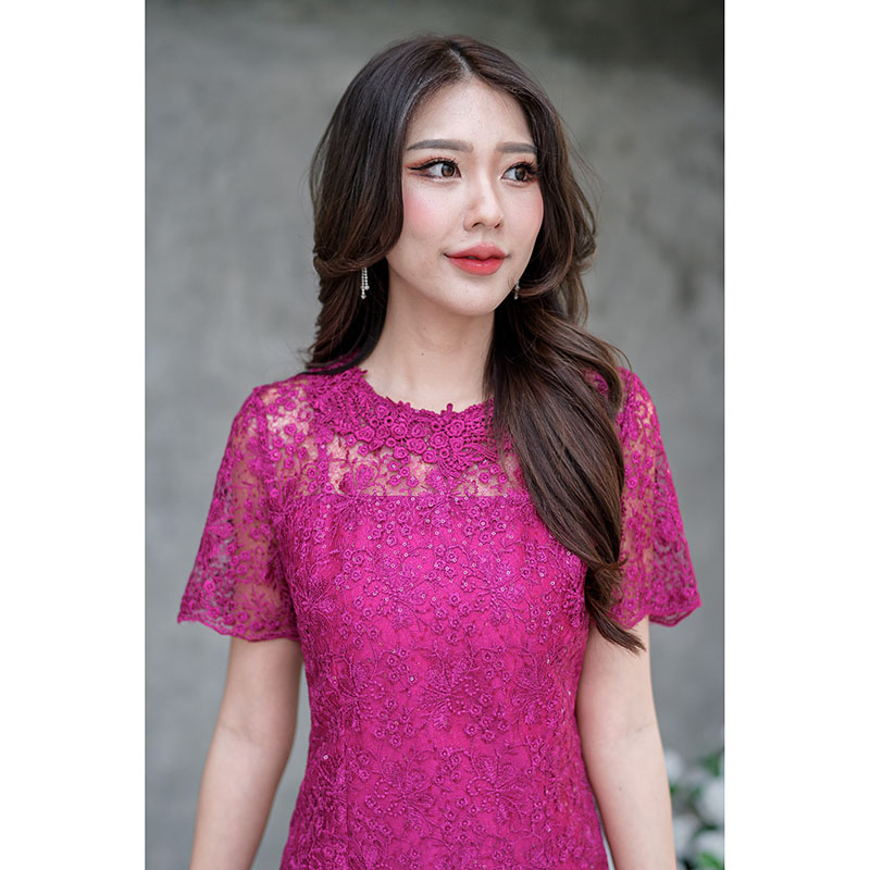 kudapy เดรสสั้นสีชมพูบานเย็น ลูกไม้ปักลายสวยงามเนื้อผ้ามีความเงาสวยดูหรูหรา