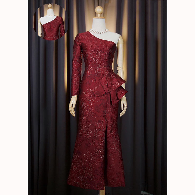 kudapy เดรสยาวสีขาว/สีชมพู/สีแดง/สีกรมท่า บ่าเดี่ยว แขนยาว(ขวา) แต่งระบายสะโพก พรางสุดๆ ซิบข้าง กระโปรงผ่าหน้าโชว์ขาเรียวๆ