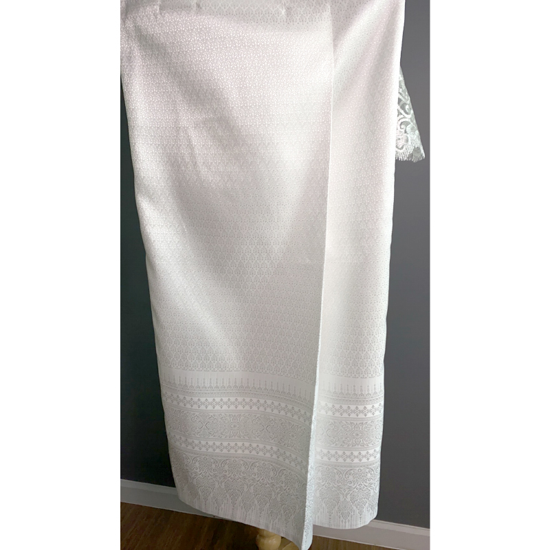 kudapy ชุดไปงานที่คุณแต้วใส่ เซตเสื้อลูกไม้สีขาว+กระโปรงผ้าไหมลายไทยสีขาว เสื้อทรงเปิดไหล่แบบเซ็กซี่นิดๆ งานสวยมากค่ะรุ่นนี้