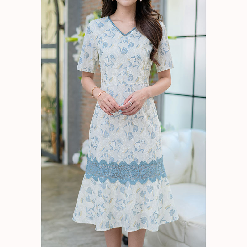 kudapy เดรสยาวสีเขียวดิ้นทอง/สีฟ้าดิ้นทอง ผ้าลูกไม้ดิ้นทองสีทองอ่อนๆ มีดีเทลแต่งลูกไม้คาดช่วงกระโปรง