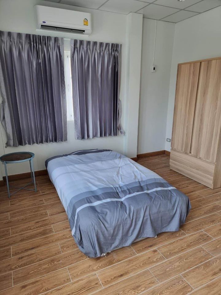 ปล่อยเช่าบ้านเดี่ยว มณีรินทร์ รัตนาธิเบศร์ ไทรม้า - 3ห้องนอน 3ห้องน้ำ (ไม่รวมห้องแม่บ้านและห้องน้ำต่างหาก) - ห้องรับแขก 1 ห้องใหญ่ 2ห้องเล็ก ห้องครัวพร้อมใช้งาน - ใกล้ MRT ไทรม้า