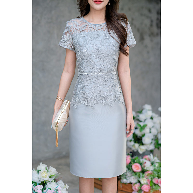 kudapy เดรสสั้นสีชมพู/สีเทา/สีม่วง ลูกไม้เงาทอลายแน่นสวย ลูกไม้คัดเกรด ซูมดูเนื้อผ้าได้เลย ป็นทรงแขนสั้น เอวต่อ แต่งเชิงผ้าสวยช่วงปลายเสื้อ รอบเอวประดับด้วยมุกหวาน