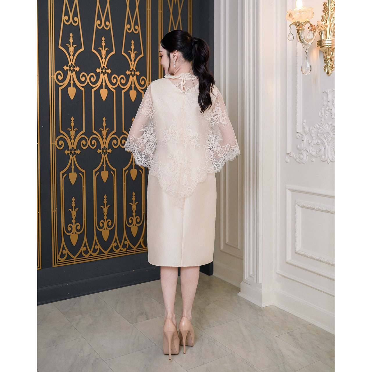 kudapy เดรสผ้าไหมอัดกาวทั้้งชุด าลูกไม้ฝรั่งเศสคอกลมเย็บแต่งจีบรอบคอได้ลุคหรูหรา ลูกไม้ปล่อยทิ้งตัวเป็นงานคลุมไหล่ด้านหน้าสั้นด้านหลังยาวถึงช่วงเอว