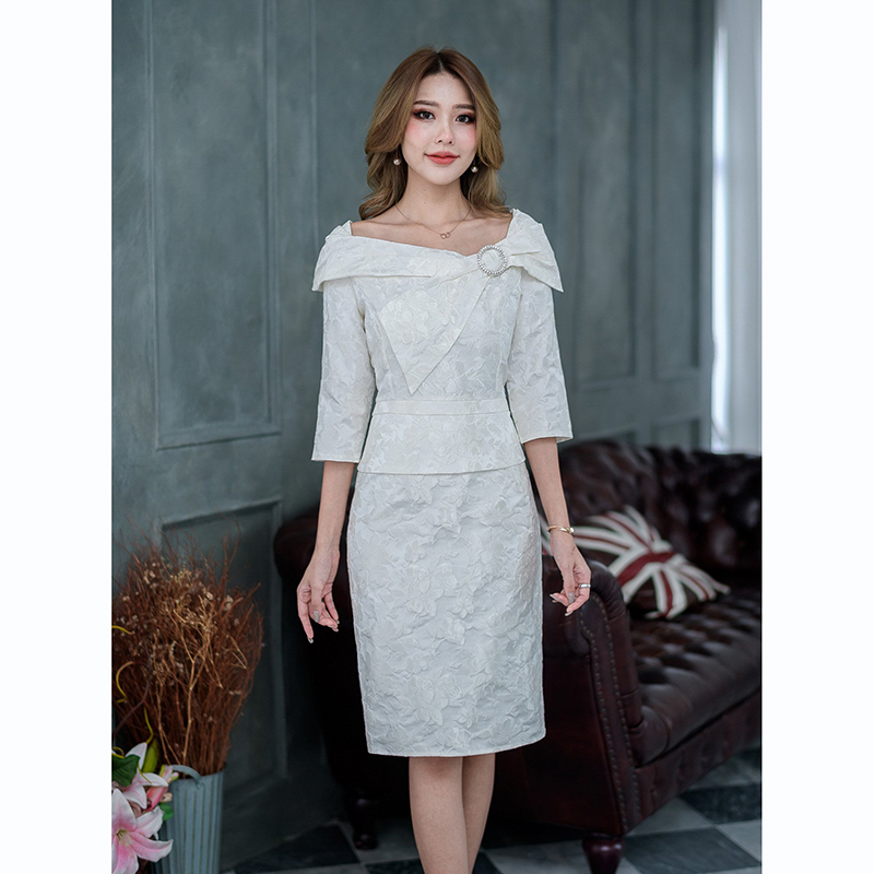 kudapy เดรสสั้นสีดำเงิน/สีครีมผ้า jacquard ผ้าลายสวยลายดอกทูโทนผ้านูน 3D ผ้าสวยมากค่ะ ดีไซน์ทรงปาดไหล่แต่งโบว์ช่วงอกแต่งอะไหล่สวยเก๋