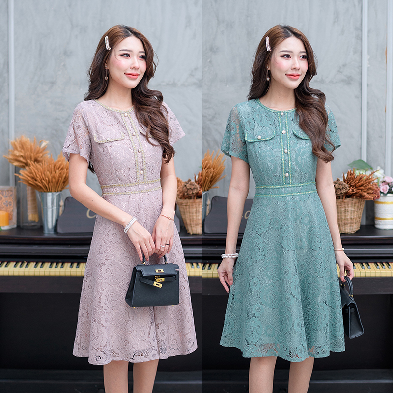 kudapy เดรสสั้นสีกะปิ/สีเขียว ลูกไม้ทรงแขนสั้น ดีเทลแต่งขลิบช่วงเอวและตัวเสื้อด้วยพู่สีดิ้นทองเพิ่มความสวยหรู