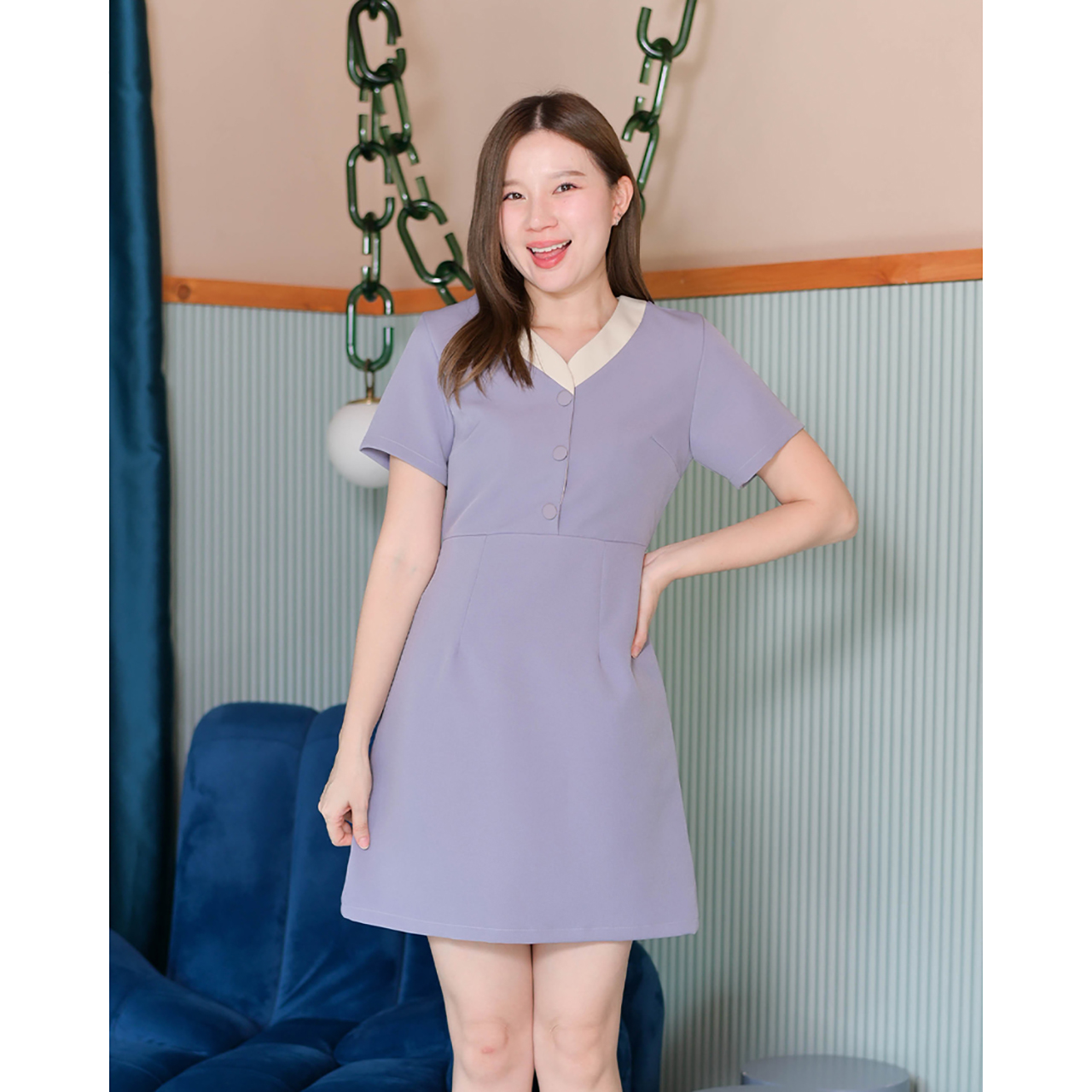 kudapy เดรสแขนสั้นคอวี แต่งคอทูโทน แพทเทิร์นตัดต่อกลางตัวเสื้อแต่งกระดุมปั๊มเพิ่มความคิวท์