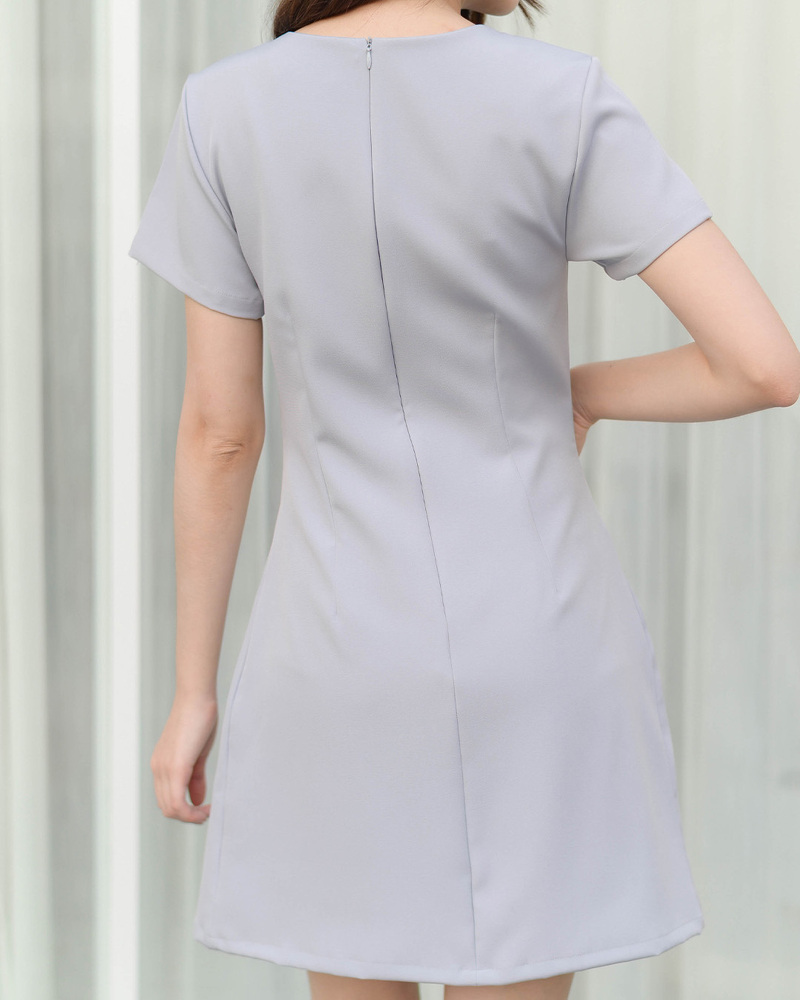 kudapy เดรสแขนสั้นคอวี ดีไซน์กระเป๋าหน้าจับจีบทวิสเพิ่มกิมมิคความน่ารัก แต่ยังคงเน้นความใส่สบาย เนื้อผ้าหนานุ่มมีน้ำหนัก