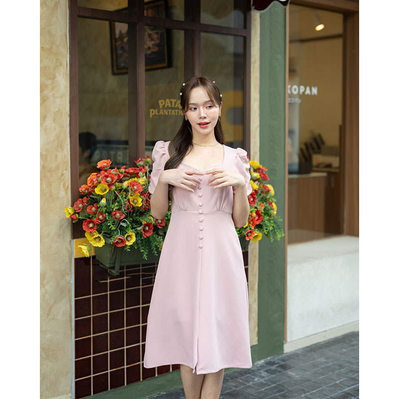 kudapy เดรสสั้นสีชมพู/สีกรม/สีครีม/สีเขียวมัทฉะ ช่วงเสื้อช่วงอกทำเป็น Curve ใส่แล้วดูเพรียว แขนจับรูดสม็อคด้านข้าง แต่งช่วงลำตัวด้วยกระดุมปั๊มเรียงสวย เหมือนเป็นชุดผ่าหน้า
