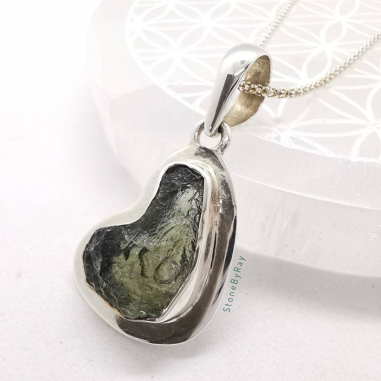 สร้อยคอเงินจี้สะเก็ดดาวโมดาไวต์ Moldavite