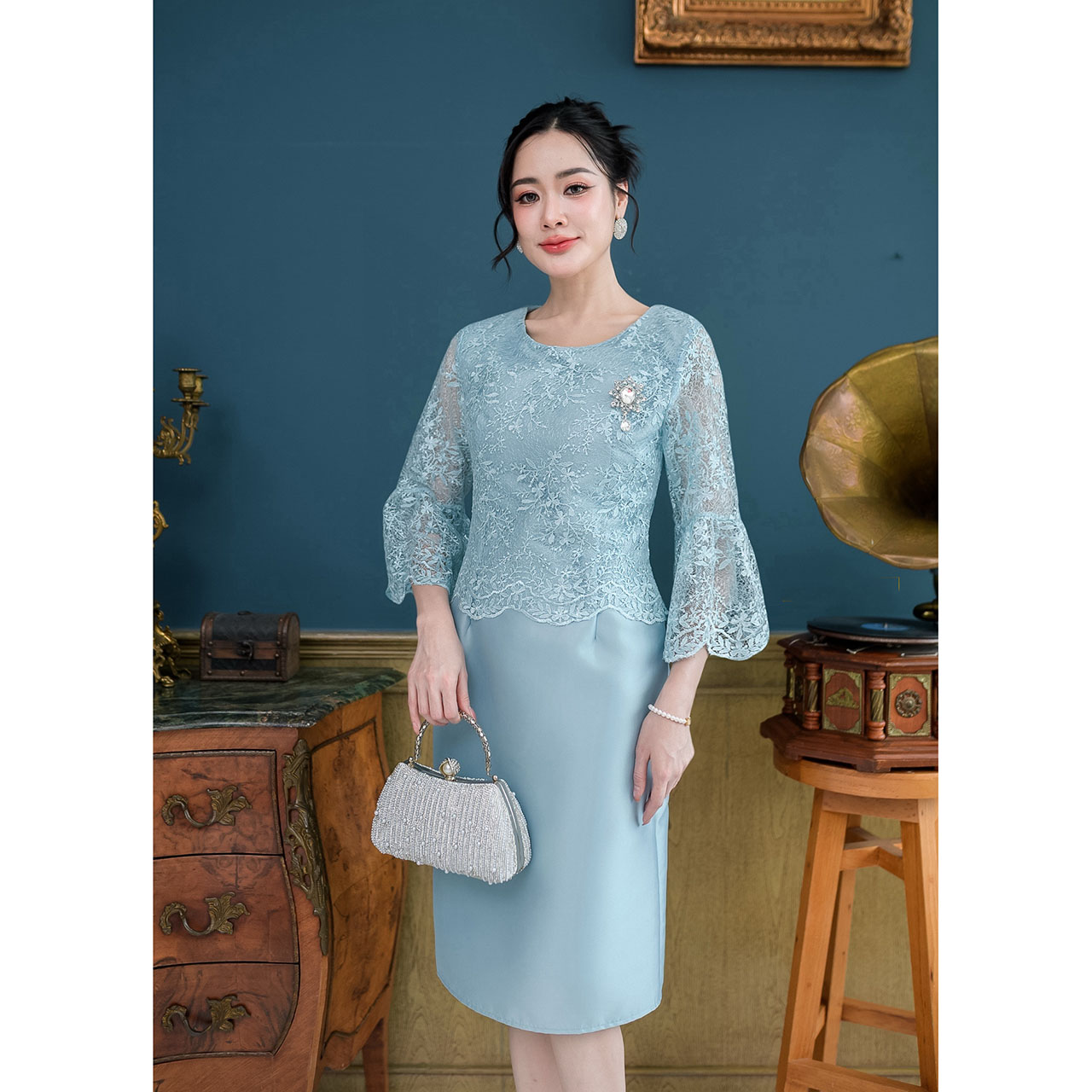 kudapy เดรสสั้น ผ้าไหมเสื้อลูกไม้ใยบวบ งานสวยดีไซน์เรียบ แขนเป็นทรงแขนยาวห้าส่วนดีเทลปลายแขนระบาย สวยแบบเรียบหรู