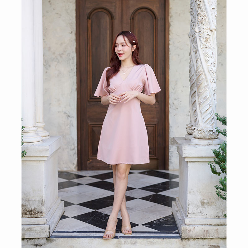 kudapy เดรสสั้นสีชมพู/สีเขียวมัทฉะ/สีครีม ตัวเสื้อเป็นคอวีจับจีบเดรปที่อก ต่อลงมาเป็นกระโปรงทรงเอบานเล็กๆ แขนเสื้อเป็นทรง Bell