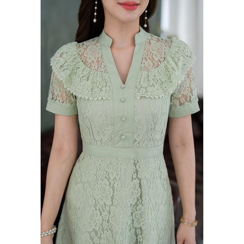 kudapy เดรสสั้นสีขาว/สีเขียวพาสเทล ลูกไม้คอวีระบายไหล่ สวยหวานละมุน เป็นคอปีนรูปตัววีสวย ดีเทลแต่งระบายช่วงไหล่และแต่งลูกไม้ ช่วงอกแต่งกระดุม