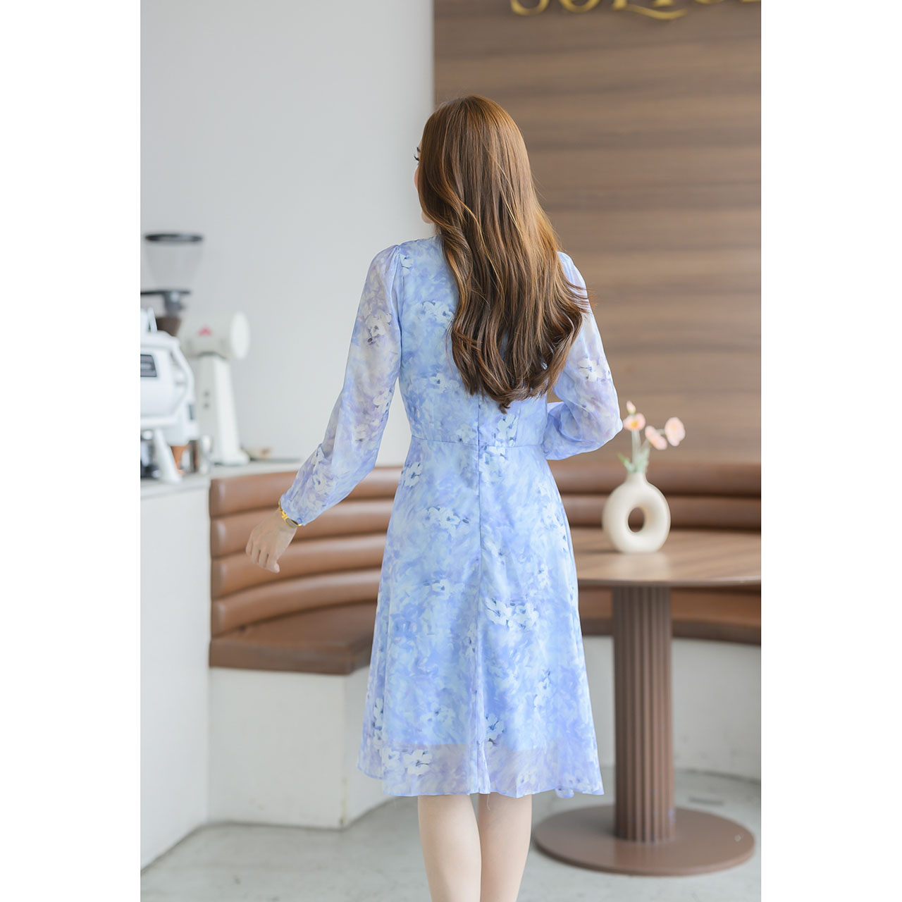 kudapy เดรสสั้นสีโทนฟ้าดอกม่วง/สีโทนเหลือง ชีฟองลายดอก เป็นเดรสแขนยาว ช่วงอกมีดีเทลตีเกล็ดกระดุมหน้า