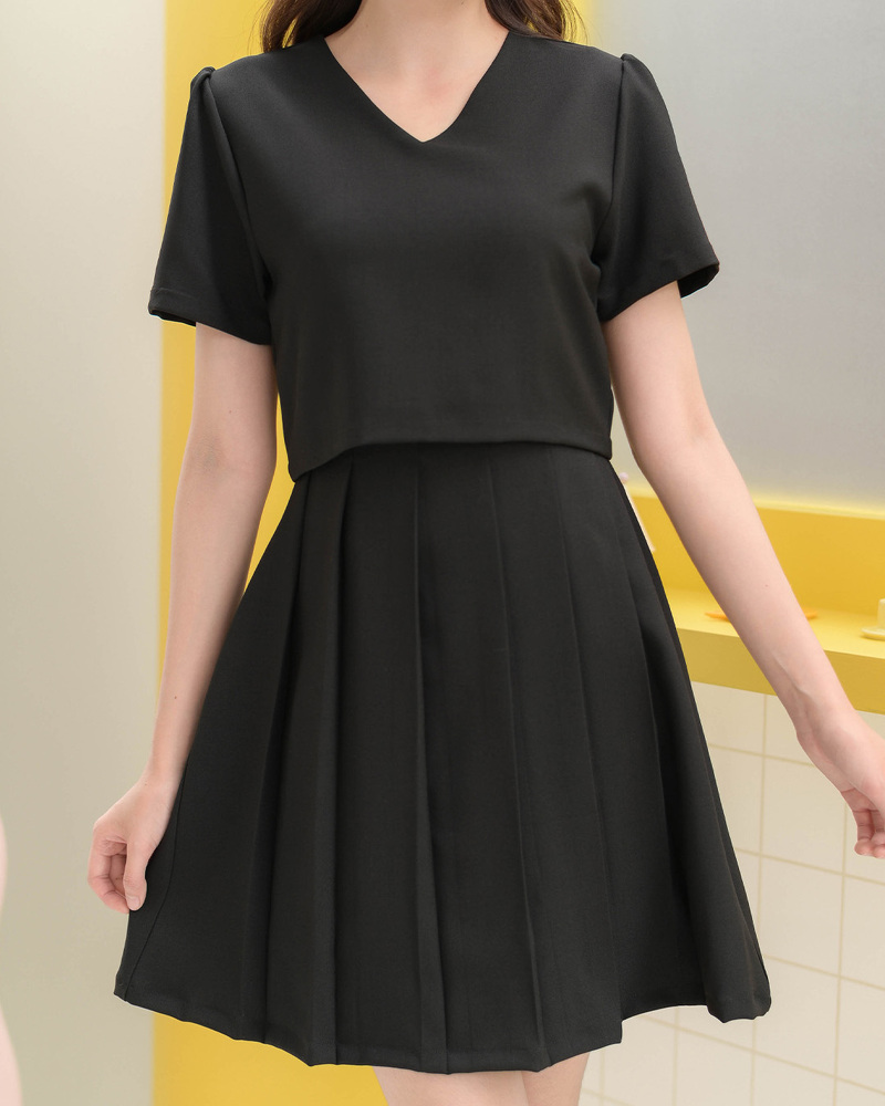 kudapy เดรสแขนสั้นคอวี สีดำ/สีนูทครีม ตัดต่อกระโปรงพลีทจับจีบใหญ่น่ารัก ทรงสวยเข้าเอว ผ้าเนื้อนิ่มรีดง่าย