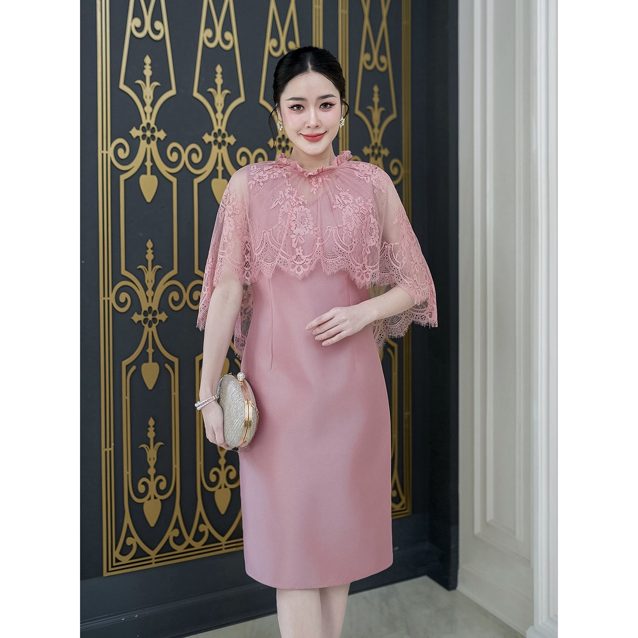 kudapy เดรสผ้าไหมอัดกาวทั้งชุด ผ้าลูกไม้ฝรั่งเศสคอกลมเย็บแต่งจีบรอบคอ ลูกไม้ปล่อยทิ้งตัวเป็นงานคลุมไหล่ด้านหน้าสั้นด้านหลังยาวถึงช่วงเอวหรูหรา