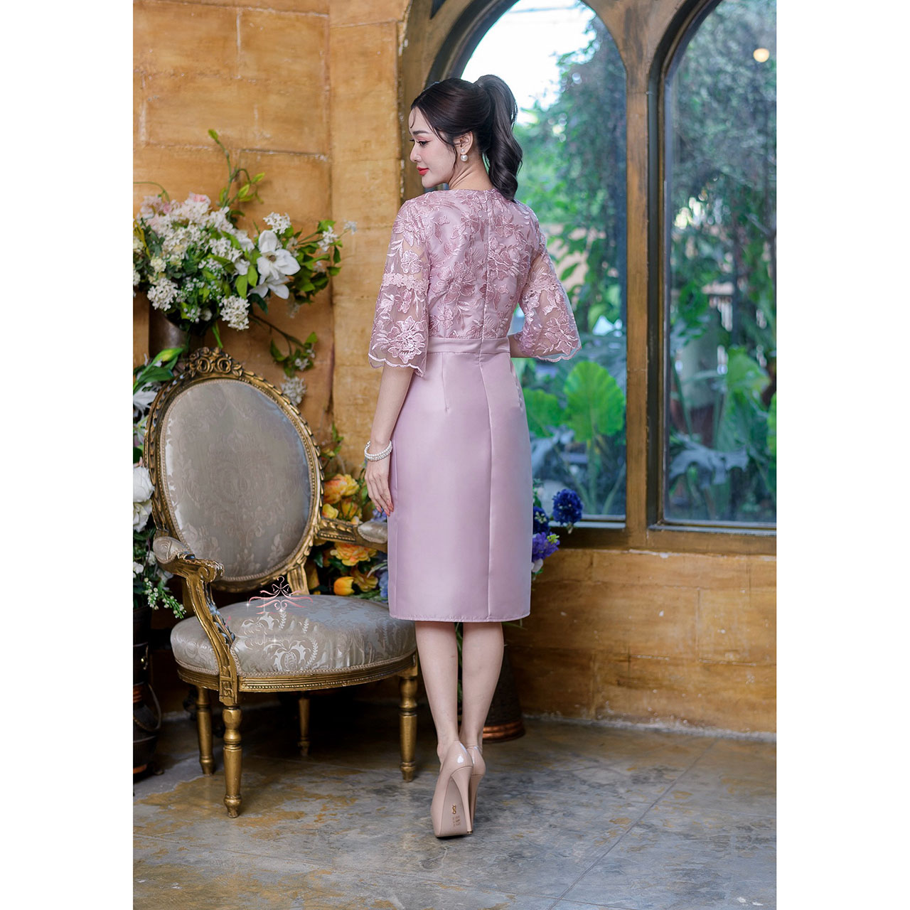 kudapy เดรสสั้นสีน้ำตาลทอง/สีชมพูอ่อน กระโปรงผ้าไหมตัวเสื้อเป็นผ้าลุกไม้ปักลายดอกไม้และปักเลื่อม แขนเป็นระบายปลายแขนใหญ่