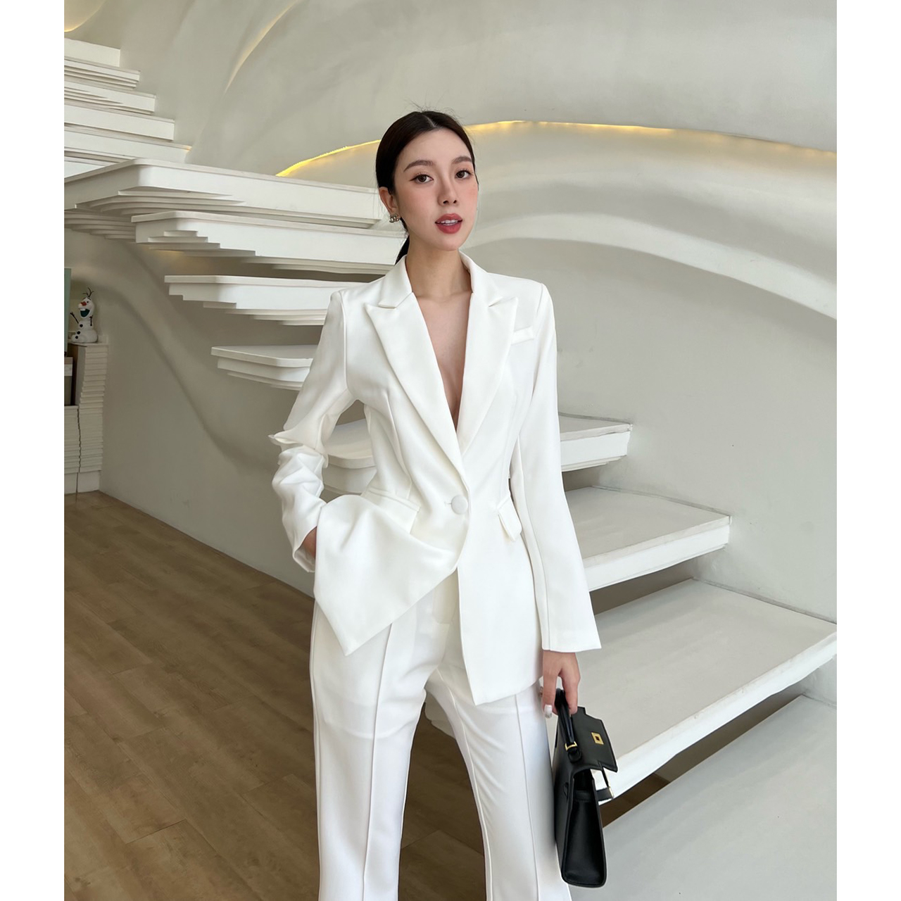 kudapy setsuit เสื้อ+กางเกง ตัวเสื้อออกแบบให้มีกระดุมปั้มผ้าเดียวกับสูท 1 เม็ดติดได้จริง กระเป๋าจริง มีซับในทั้งตัว