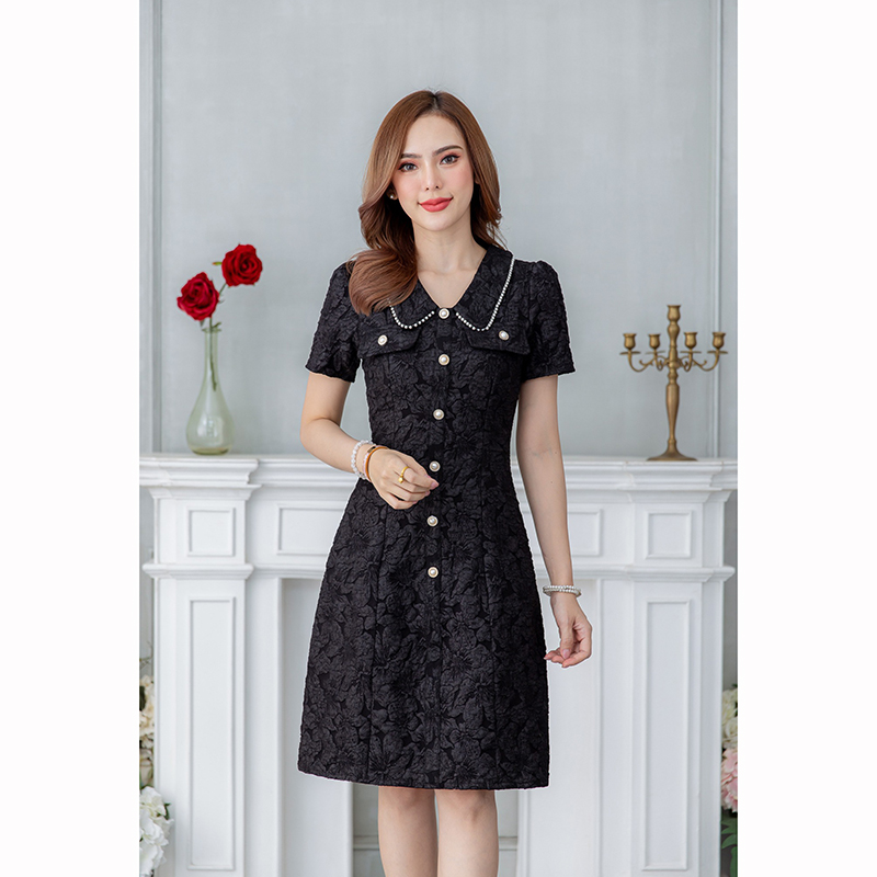 kudapy เดรสสั้นสี เขียวพาสเท/สีดำ คอปกมุก ผ้าแจ็คกาด เป็นทรงเข้ารูป มีดีเทลแต่งกระดุม และกระเป๋าช่วงอก เพิ่มความสวยเก๋