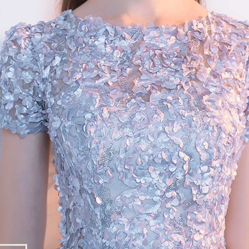 เดรสสั้นสีเทาฟ้า ตัวชุดเป็นผ้าลายดอกไม้สามมิติ (ไม่รวมเข็มขัด)