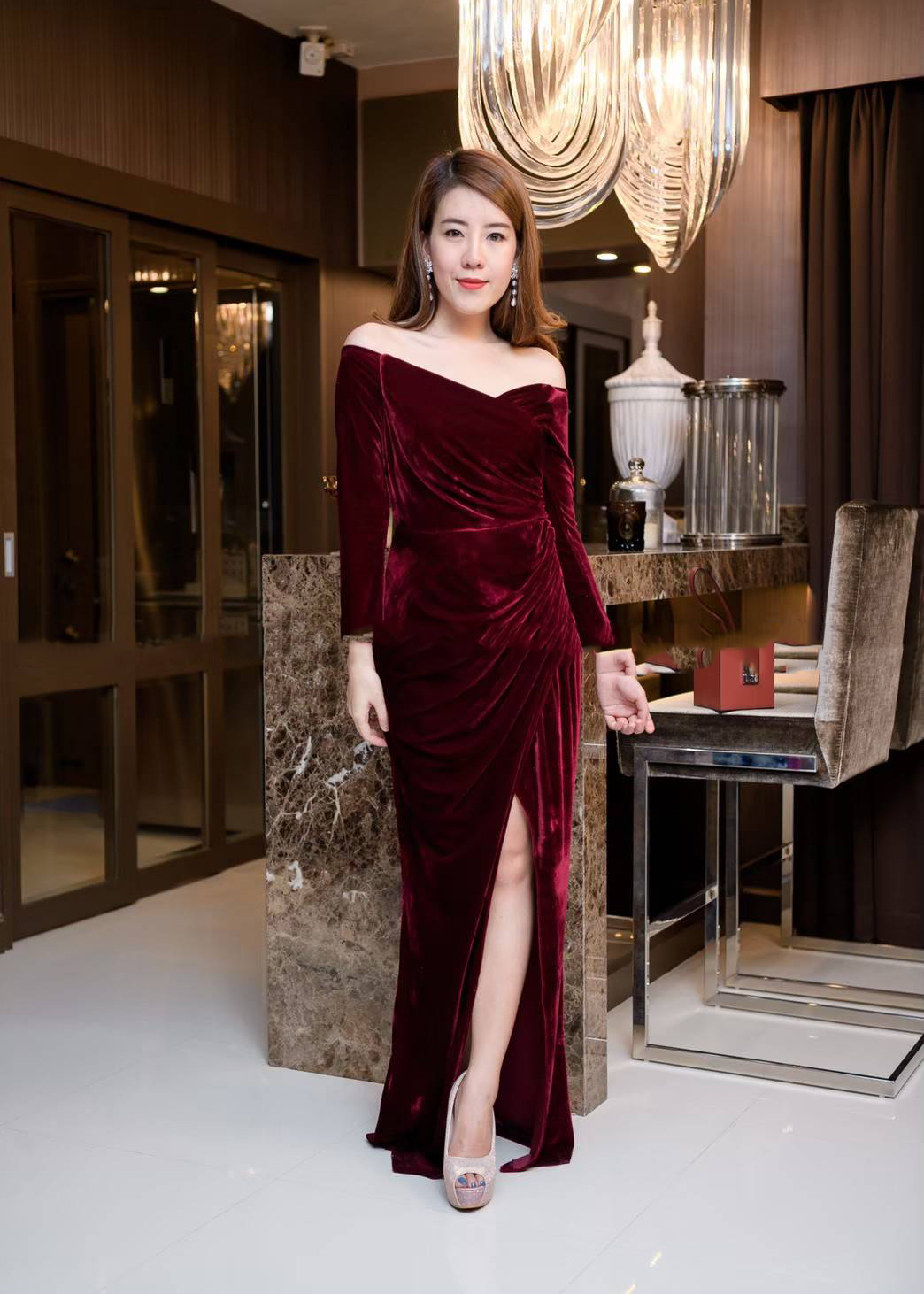 เรสยาวผ้ากำมะหยี่สีแดงเลือดหมู ปาดไหล่รุ่นแขนยาว