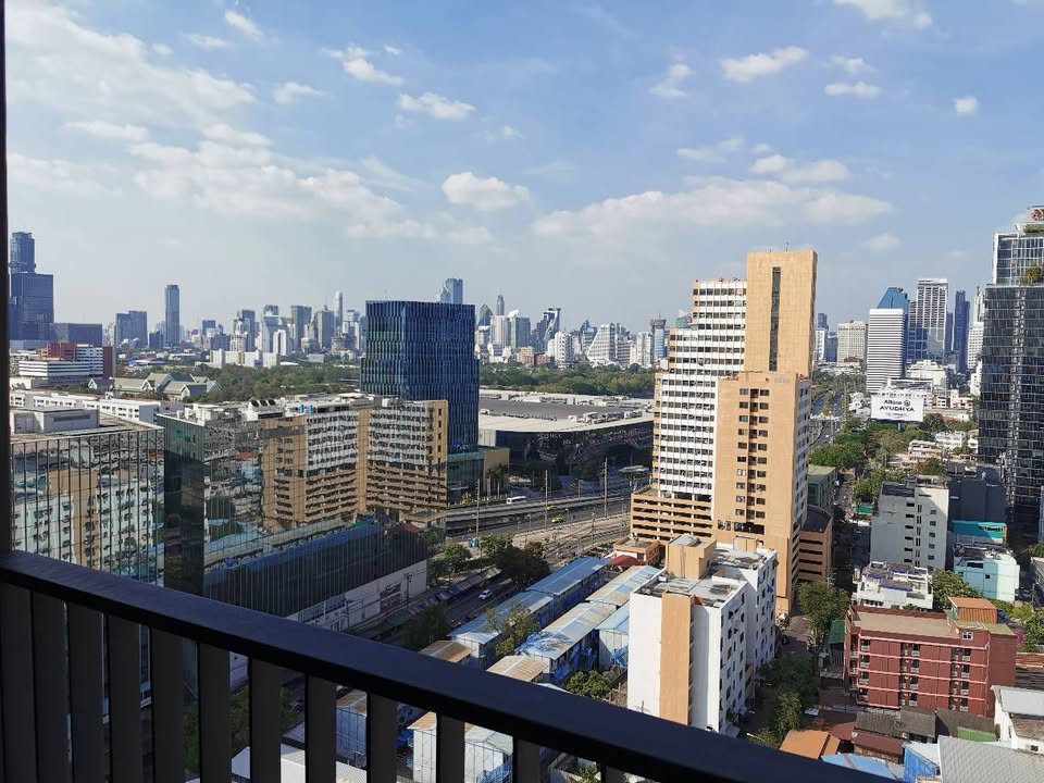 ปล่อยเช่า Life Rama 4 - Asoke (ไลฟ์ พระราม 4 - อโศก) - โซนพื้นที่ MRT ศูนย์การประชุมแห่งชาติสิริกิติ์ Studio 1ห้องน้ำ 1ครัว - ขนาดห้อง 26.5 ตรม. ชั้น 20 - ให้เช่า 20,000 ต่อเดือ