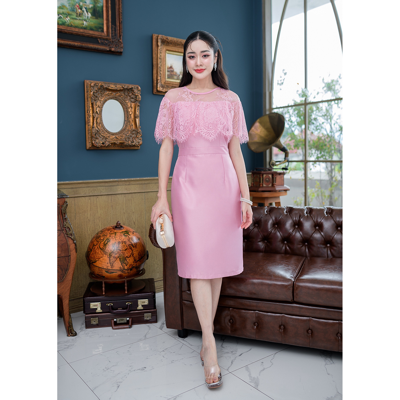 kudapy เดรสสั้นสีขาว/สีชมพุ ผ้าไหมอัดกาวทั้งชุด ดีไซน์คลุมไหล่ด้วยผ้าลูกไม้ฝรั่งเศส