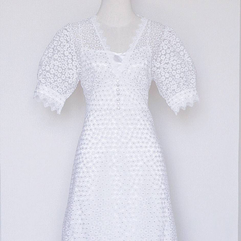 kudapy เดรสยาวสีขาว งานปัก+ซับในสายเดี่ยวแยกชิ้น ใช้ผ้าเนื้อดีปักลายดอกไม้ แต่งเกสรด้วยไหมดิ้นทอง ช่วงเอวแต่งประดับกระดุมเงิน