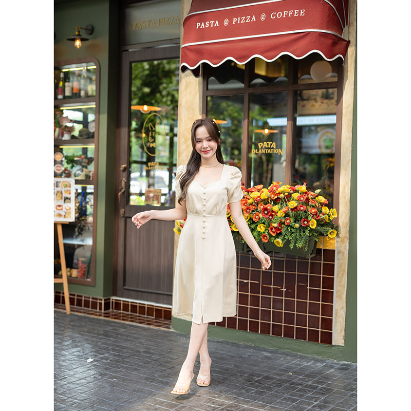 kudapy เดรสสั้นสีชมพู/สีกรม/สีครีม/สีเขียวมัทฉะ ช่วงเสื้อช่วงอกทำเป็น Curve ใส่แล้วดูเพรียว แขนจับรูดสม็อคด้านข้าง แต่งช่วงลำตัวด้วยกระดุมปั๊มเรียงสวย เหมือนเป็นชุดผ่าหน้า