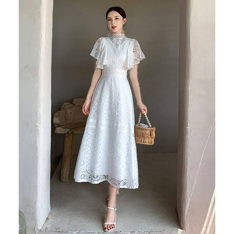 kudapy ชุดแม็กซี่เดรสยาวผ้าลูกไม้สีขาว/สีไวน์แดง เดรสคอตั้งแต่งระบายแขนทั้งสองข้าง ทรงระบายผ้าทิ้งตัวทรงสวยตามแบบ