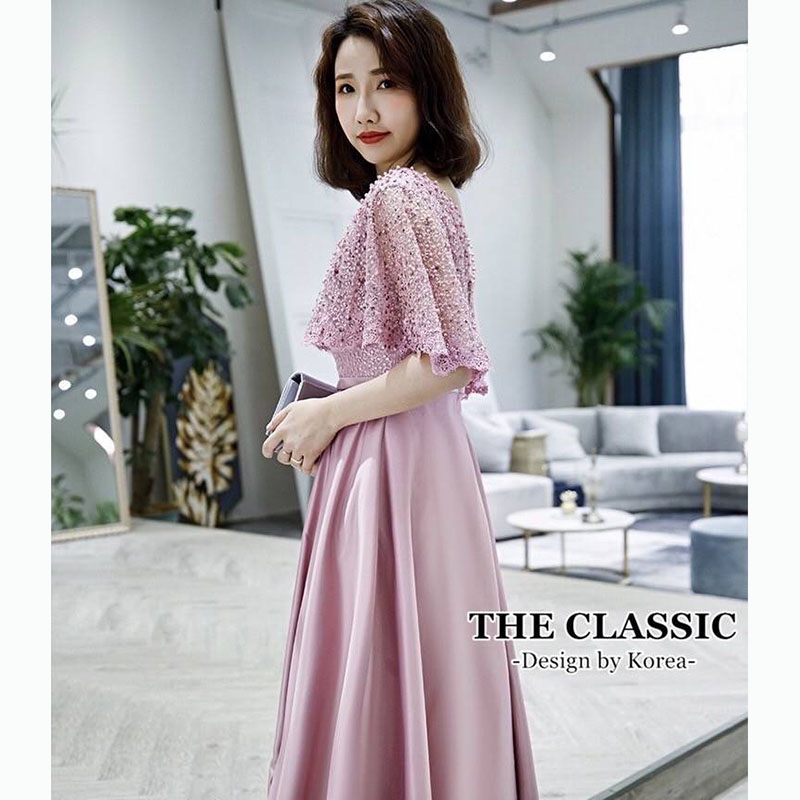 kudapy เดรสยาว อกหมุดมุกสีชมพู ช่วงบนใช้ผ้างานปัก แต่งขอบลูกไม้ ตอกหมุดมุกสีชมพู แต่งเพชรชมพู ช่วงล่างยาวบานพริ้ว