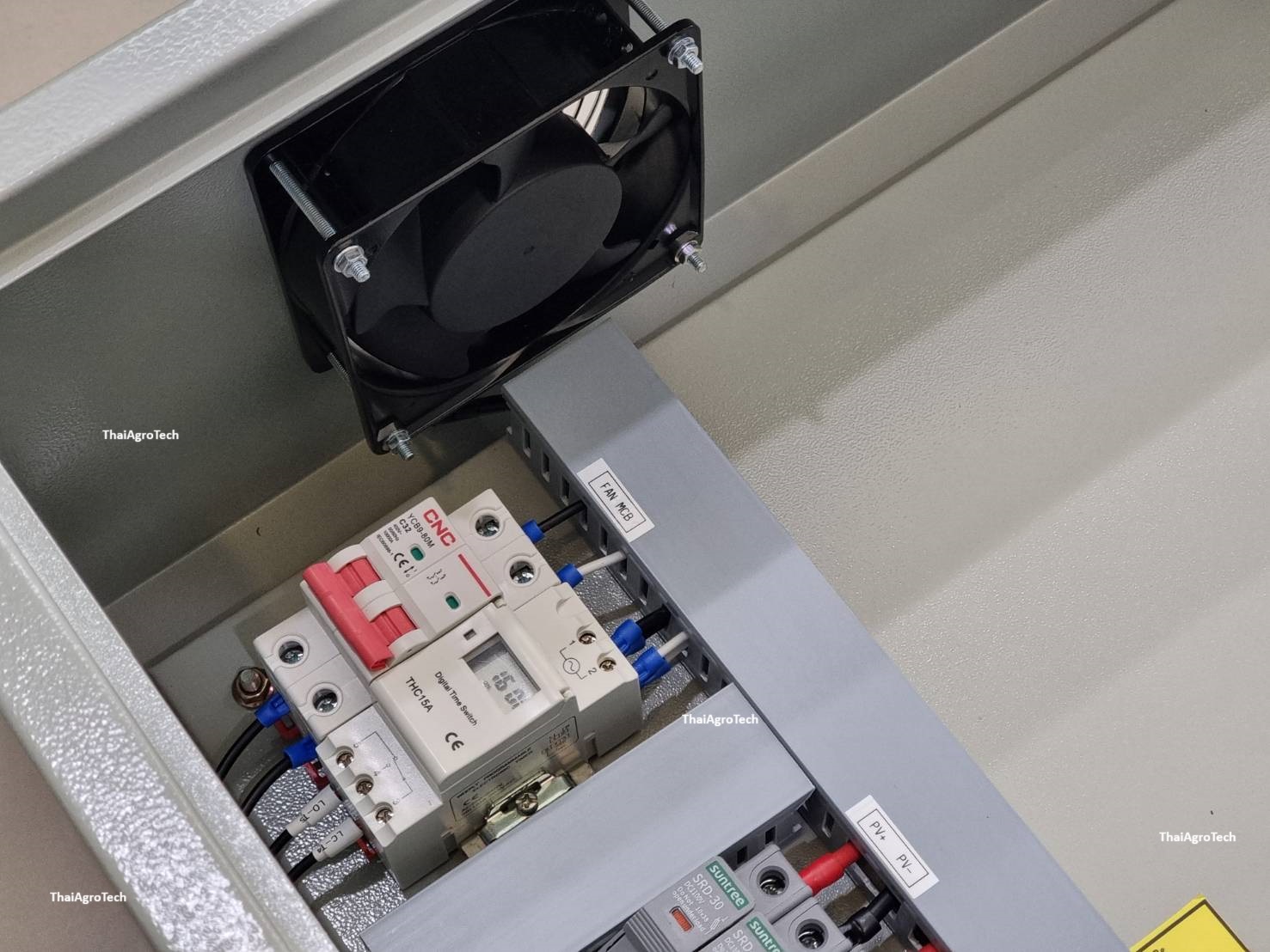 ตู้คอมบายเนอร์ ดีซี 1สตริง 1เฟส พื้นที่ว่างสำหรับติดตั้งอินเวอร์เตอร์ทั้งแบบ ออนกริด ออฟกริด และไฮบริด ติดตั้งพัดลมระบายอากาศ พร้อมเครื่องตั้งเวลา Surge Protector Relay ตัดวงจรไฟฟ้า เมื่อมีไฟรั่ว ไฟดูด ไฟกระแสเกิน AC-DC combiner 1string 1phase