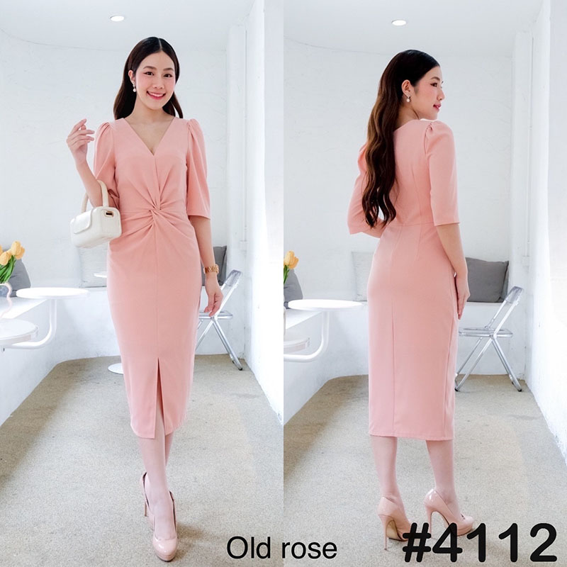 kudapy เดรสสั้นสีดำ/สีโอรส/สีเขียว/สีครีมนู้ด/สีคาราเมล คอวี ดีเทลไขว้ปมเอวเน้นพรางเอวคอดๆ หัวไหล่จับจีบแขนสามส่วน กระโปรงสอบผ่าหน้า ทรงเรียบเก๋ดูดี