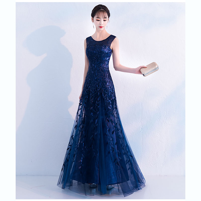 kudapy เดรสยาวสีน้ำเงินเข้ม ผ้าโปร่งปักเลื่อมลายใบไม้ คอกลม แขนกุด กึ่งทรงปล่อย สวยหรู