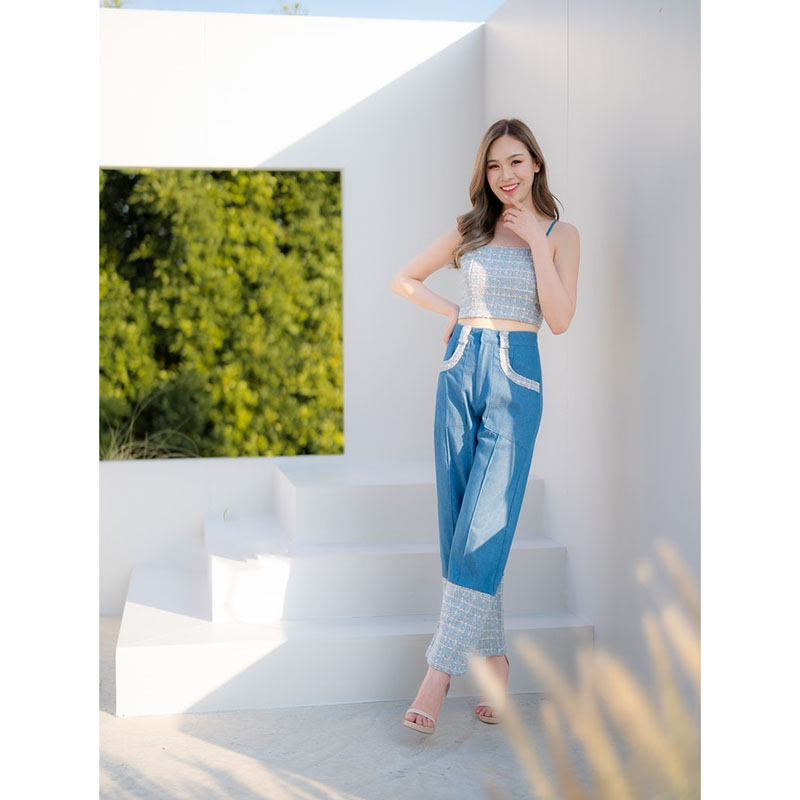 kudapy ชุด Set เสื้อ Crop สายเดี่ยวผ้าทวิตสีฟ้า มาพร้อมกางเกงยีนส์แฟชั่นทรงกระบอกแต่งผ้าทวิตปลายกางเกง