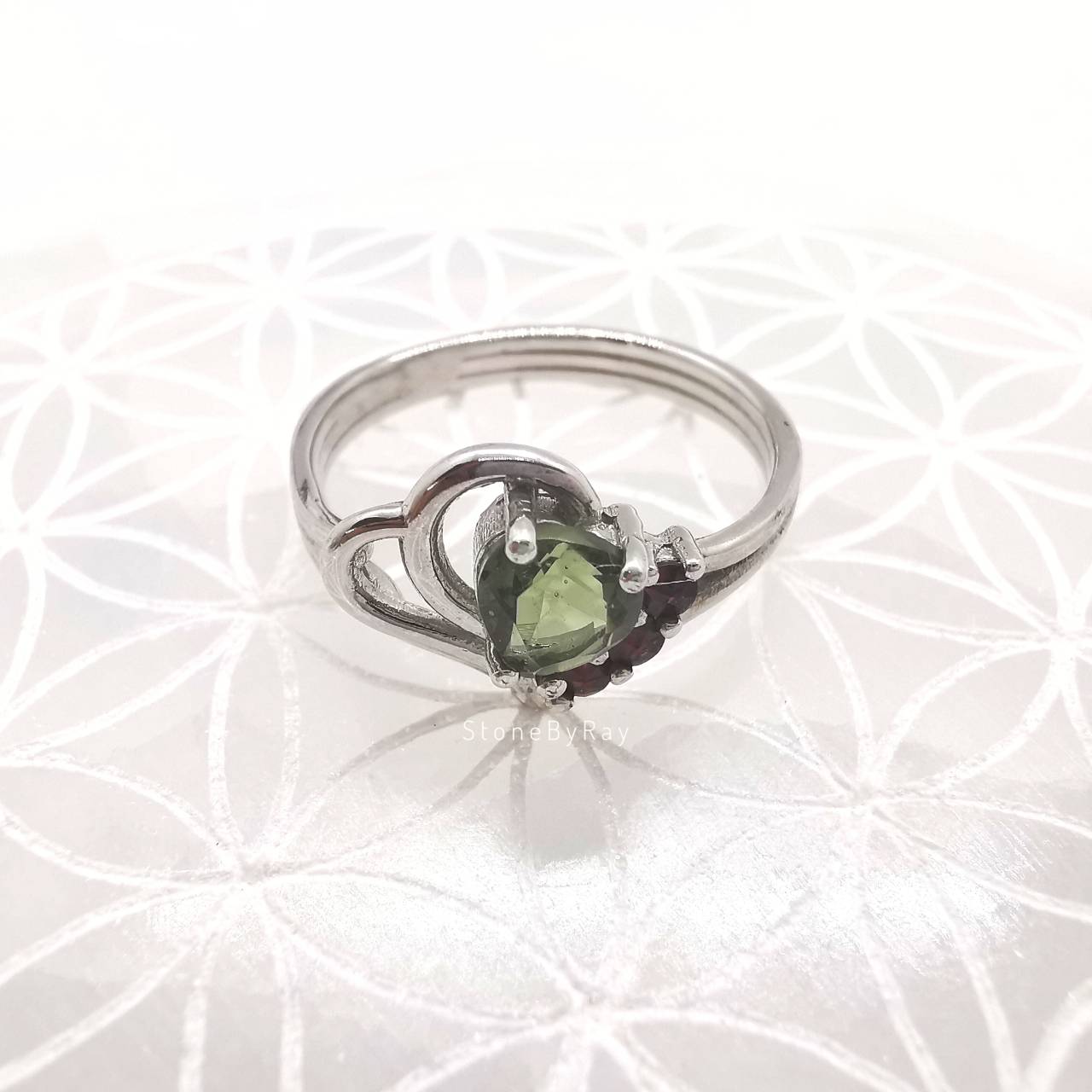 แหวนเงินสะเก็ดดาวโมดาไวต์(Moldavite)