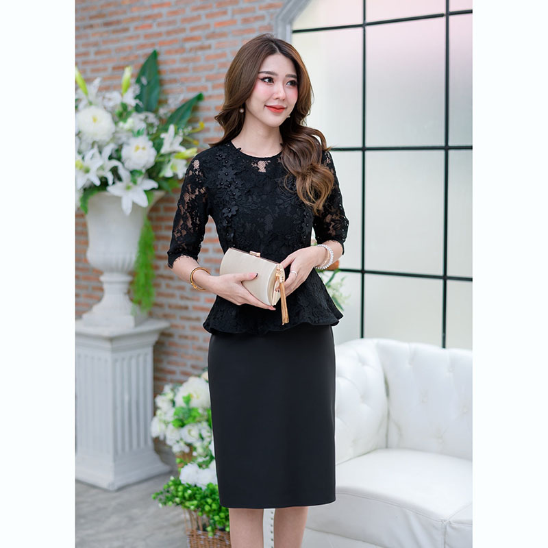 kudapy เดรสสั้นสีเทาฟ้า/สีดำ ผ้าลูกไม้แขนศอกแต่งดอกไม้ช่วงอกงานสวยหวานค่ะ เอวเป็นเอวระบาย กระโปรงเป็นงานผ้าพื้น